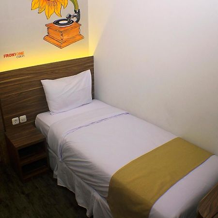 Front One Cabin Malioboro Jogja Джок'якарта Екстер'єр фото