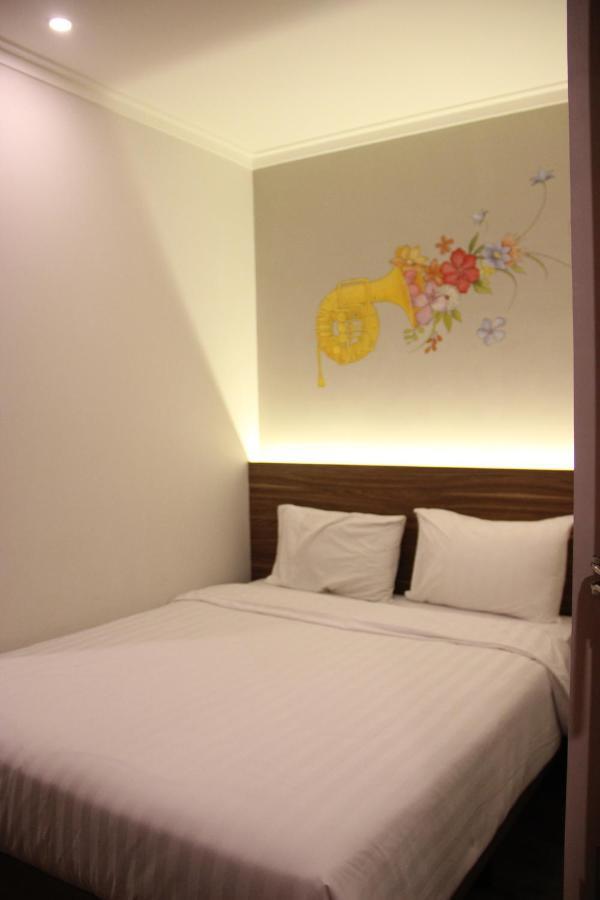 Front One Cabin Malioboro Jogja Джок'якарта Екстер'єр фото
