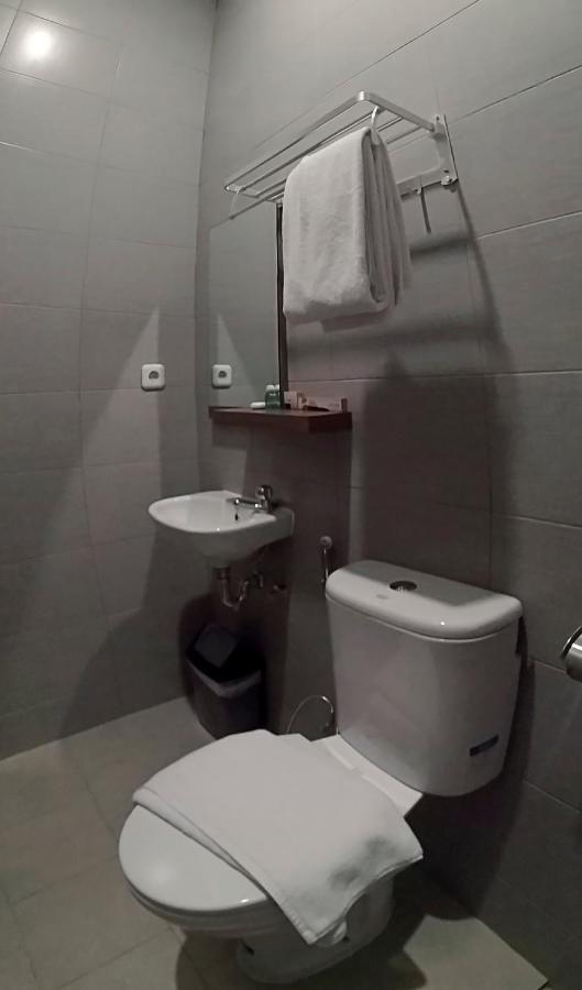 Front One Cabin Malioboro Jogja Джок'якарта Екстер'єр фото